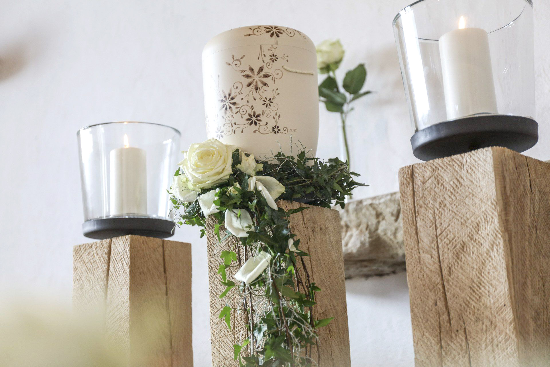 Urnen mit Blumenschmuck in Bestatter Filiale in Muehlbach